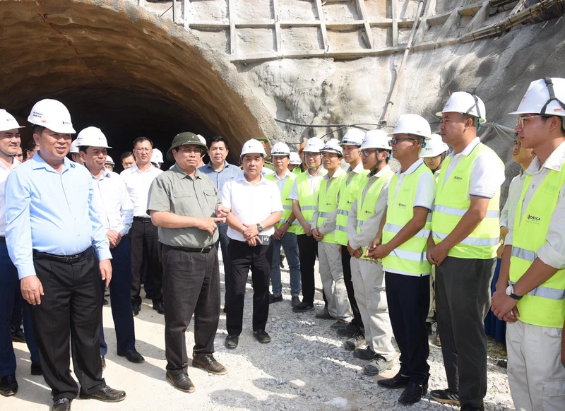 Thủ tướng Phạm Minh Chính thị sát, kiểm tra tiến độ thi công hầm Đông Khê trên tuyến cao tốc Đồng Đăng-Trà Lĩnh. (Ảnh: Trần Hải)