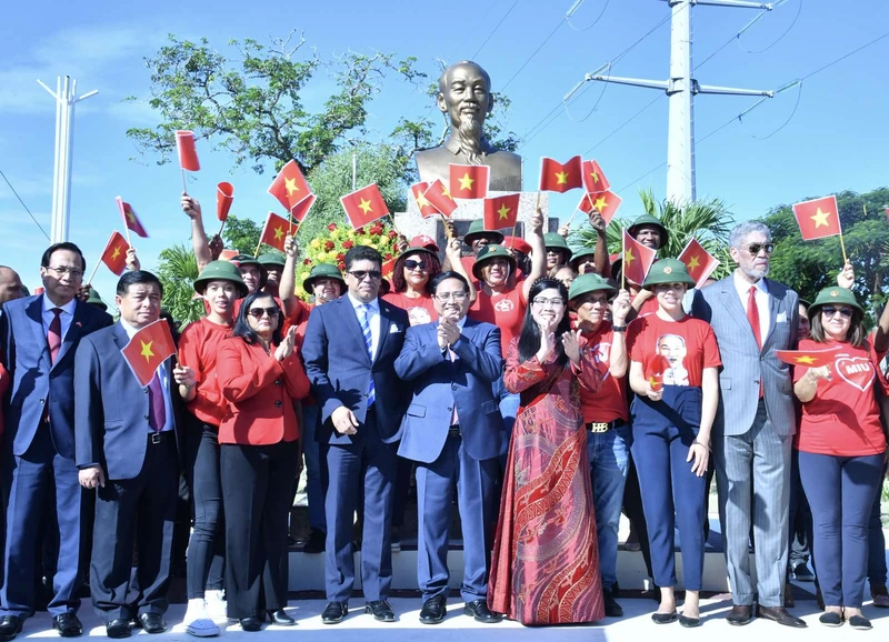 Thủ tướng Phạm Minh Chính và Phu nhân cùng các bạn bè CH Dominica bên Tượng đài Chủ tịch Hồ Chí Minh ở thủ đô Santo Domingo (Ảnh: Thanh Giang). 