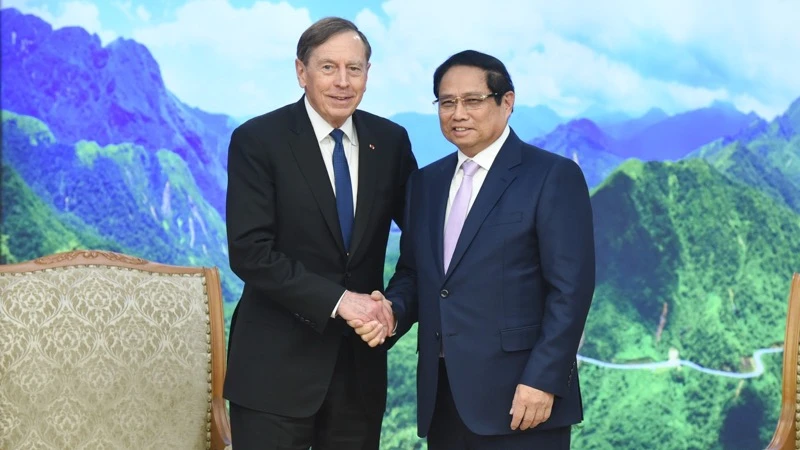 Thủ tướng Phạm Minh Chính và ông David Petraeus - một trong những đồng sở hữu Quỹ đầu tư KKR (Hoa Kỳ). (Ảnh: TRẦN HẢI)