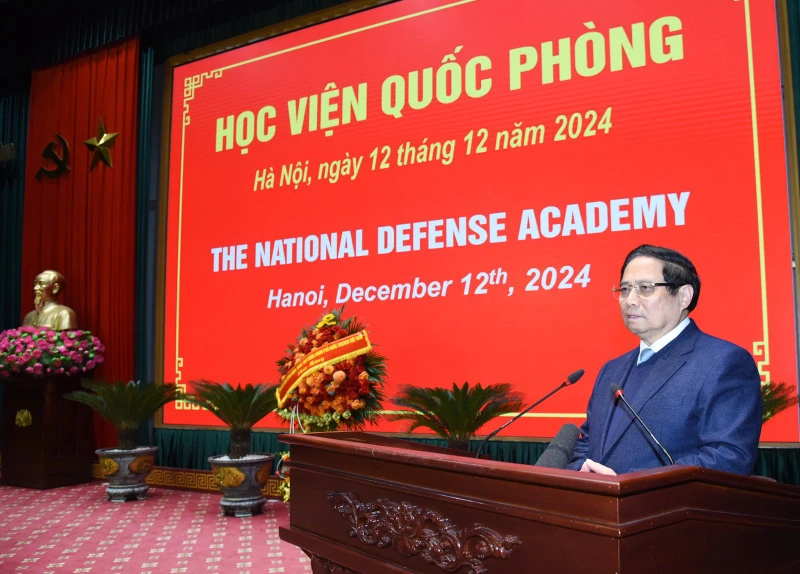 Thủ tướng Phạm Minh Chính tới thăm, phát biểu ý kiến tại Học viện Quốc phòng. (Ảnh: TRẦN HẢI)