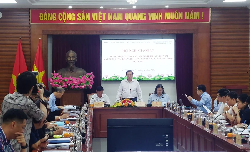 Thứ trưởng Bộ Văn hóa, Thể thao và Du lịch Tạ Quang Đông phát biểu tại hội nghị 