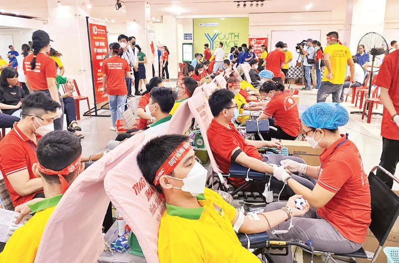 Đông đảo bạn trẻ hiến máu tình nguyện tại chương trình “Hành trình đỏ” lần thứ 10 năm 2022.