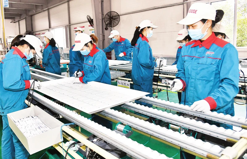 Sản xuất sản phẩm gia dụng tại nhà máy của Tập đoàn Sunhouse, cụm công nghiệp Ngọc Liệp, huyện Quốc Oai. (Ảnh ĐĂNG DUY)