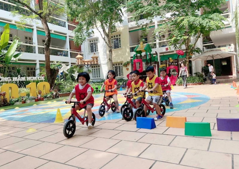 Một hoạt động ngoài trời của học sinh Trường mầm non chất lượng cao 20-10 (quận Hoàn Kiếm, Hà Nội).