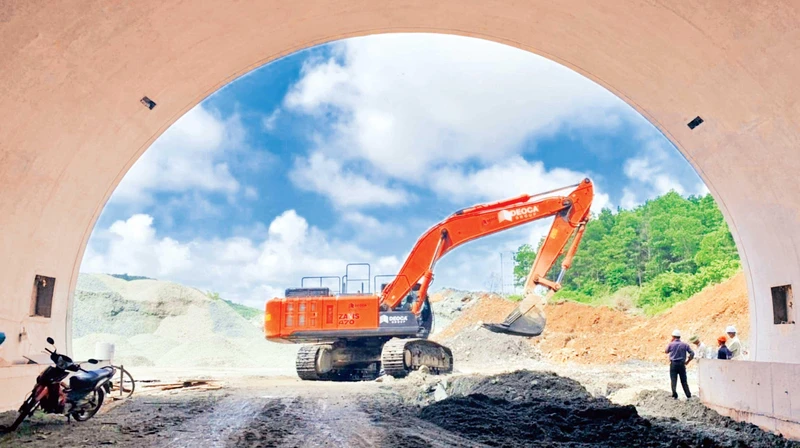 Nhà thầu Tập đoàn Đèo Cả thi công hầm Thung Thi, hạng mục phức tạp thuộc dự án đường cao tốc bắc-nam đoạn Mai Sơn-quốc lộ 45.
