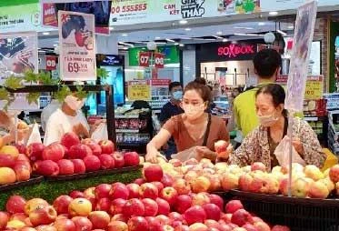 Người tiêu dùng mua sắm thực phẩm tại Siêu thị Big C Thăng Long.