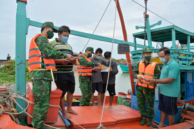 Bộ đội Biên phòng Kiên Giang tuyên truyền cho ngư dân về chống khai thác IUU. (Ảnh QUỐC TRINH) 