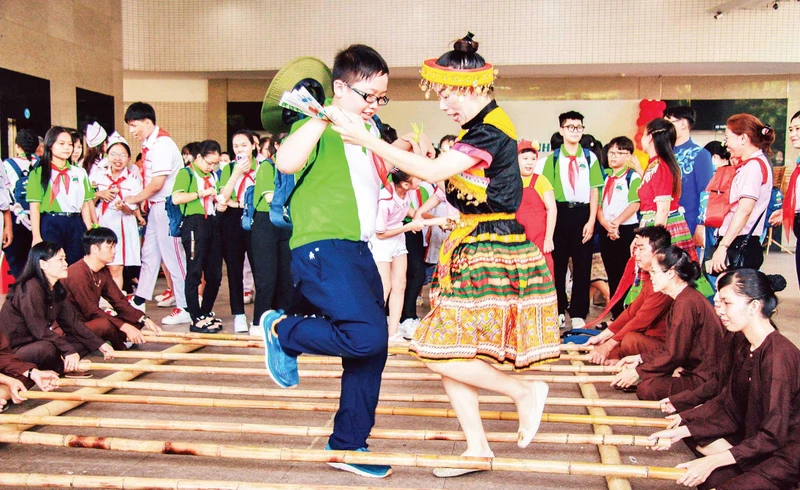 Thiếu nhi ba nước Việt Nam-Lào-Campuchia giao lưu nhảy sạp.