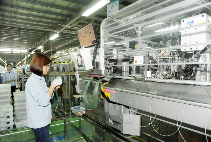 Sản xuất các loại dây dẫn điện trong ô-tô và xe máy tại Công ty TNHH Hệ thống dây dẫn Sumi Việt Nam, là doanh nghiệp 100% vốn đầu tư của Nhật Bản ở Khu công nghiệp Đồng Văn II, thị xã Duy Tiên, tỉnh Hà Nam. (Ảnh TRẦN HẢI)