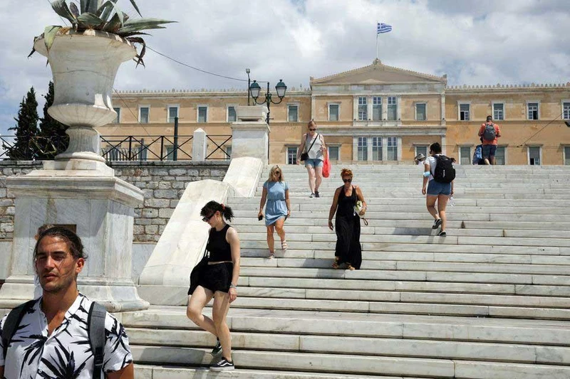Du khách tại quảng trường Syntagma ở thủ đô Athens, Hy Lạp. (Ảnh REUTERS)