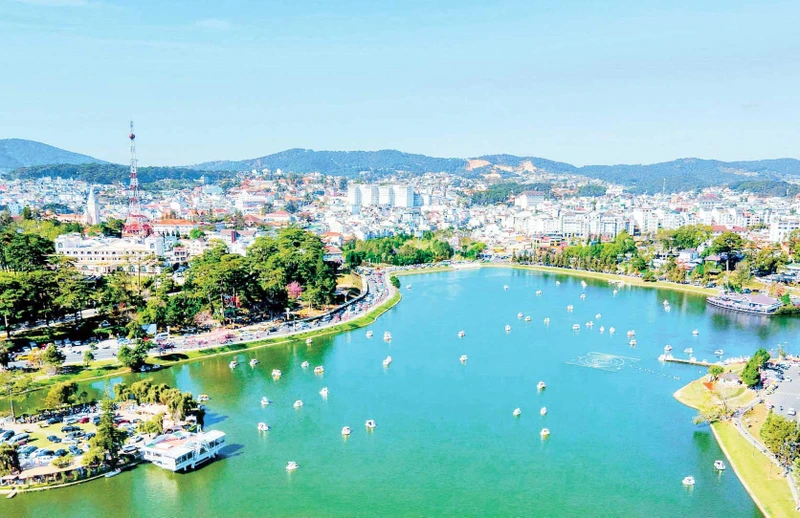 Vẻ đẹp của hồ Xuân Hương, thành phố Đà Lạt, tỉnh Lâm Đồng. (Ảnh MAI VĂN BẢO)