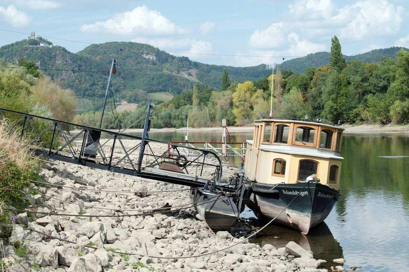 Tàu bị mắc cạn do mực nước sông Rhine của Đức xuống thấp. (Ảnh REUTERS)