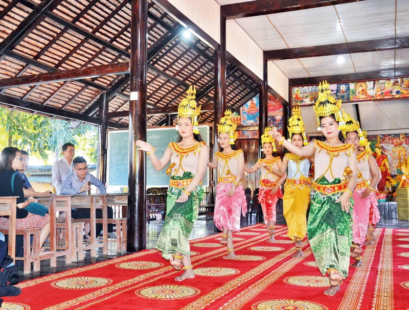 Du khách Thành phố Hồ Chí Minh thưởng thức một tiết mục múa Khmer tại Bạc Liêu.