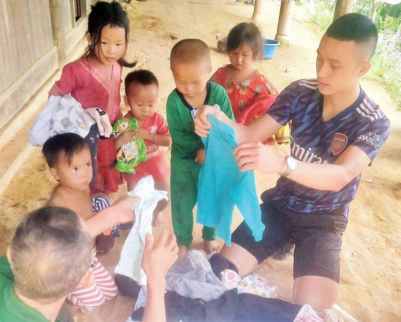 Nguyễn Văn Thanh trao quần áo tặng các trẻ em vùng cao.