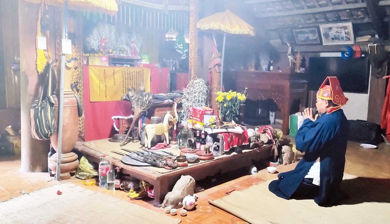 Thầy mo thực hành di sản Mo Mường trong các nghi lễ tâm linh.