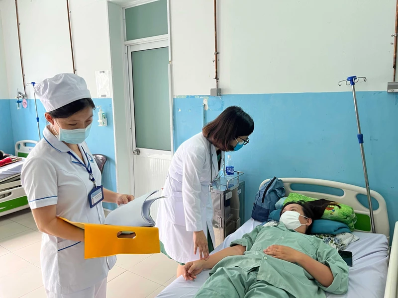 Điều trị bệnh nhân sốt xuất huyết tại Bệnh viện đa khoa khu vực Hóc Môn (Thành phố Hồ Chí Minh).
