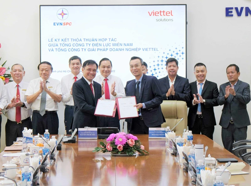 Đại diện EVN SPC và Viettel ký kết hợp tác trong lĩnh vực chuyển đổi số.