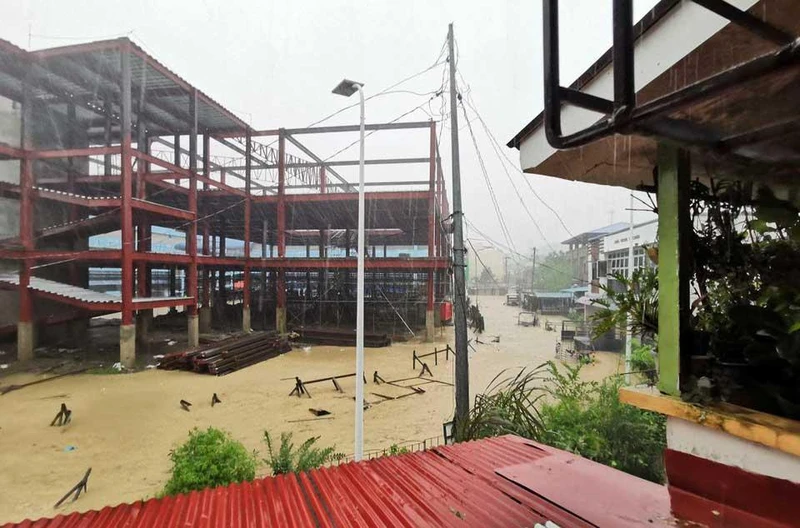 Bão Nalgae gây ngập lụt ở nhiều địa phương tại Philippines. (Ảnh REUTERS)