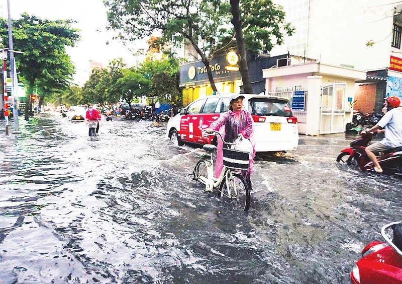 Nhiều tuyến đường tại thành phố Thủ Đức, Thành phố Hồ Chí Minh bị ngập nặng mỗi khi mưa, triều cường. (Ảnh TÙNG QUANG)