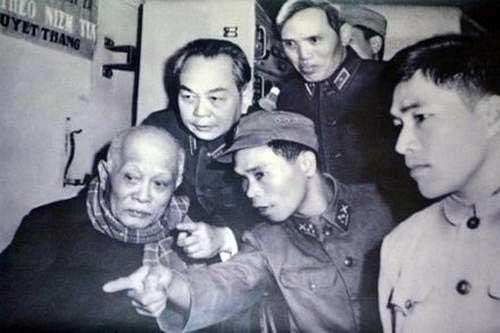 Tiểu đoàn trưởng Tiểu đoàn 77 (Trung đoàn 257, Sư đoàn 361) Đinh Thế Văn (người đội mũ) thuyết minh cách đánh B-52 với Chủ tịch Tôn Đức Thắng (ngoài cùng bên trái) và Đại tướng Võ Nguyên Giáp. (Ảnh tư liệu)