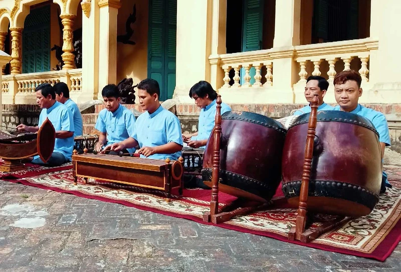 Các nhạc công Đoàn nghệ thuật Ánh Bình Minh trong một buổi diễn phục vụ đồng bào Khmer Nam Bộ. (Ảnh LÝ LONG)