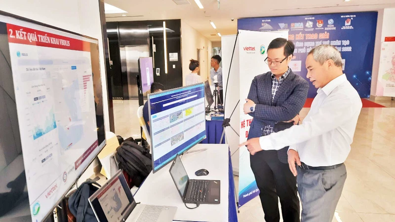 Các đại biểu tìm hiểu các giải pháp ứng dụng trí tuệ nhân tạo vào lĩnh vực hành chính công được trưng bày tại quận 10, Thành phố Hồ Chí Minh.