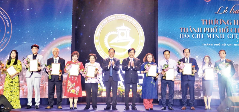Lãnh đạo thành phố trao giải thưởng Thương hiệu Vàng 2022 tặng các doanh nghiệp.