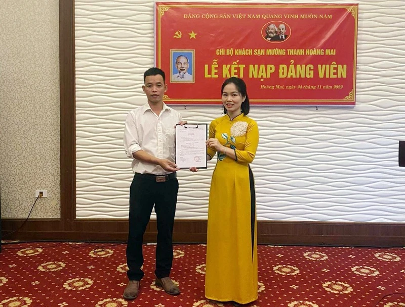 Chi bộ Khách sạn Mường Thanh, thị xã Hoàng Mai kết nạp đảng viên mới.