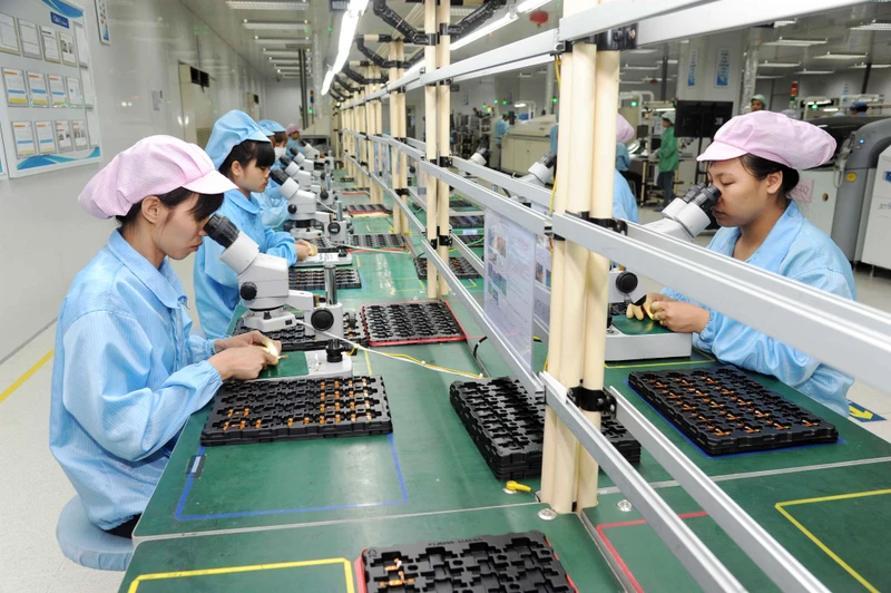 Lắp ráp bản mạch các sản phẩm điện tử ở Công ty TNHH STRONICS Việt Nam, Khu công nghiệp Đình Trám (Bắc Giang). (Ảnh ĐẶNG MINH)