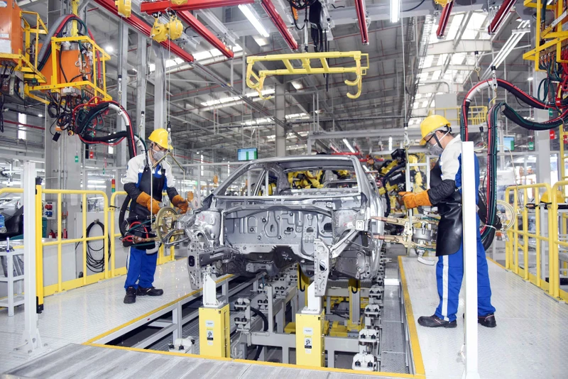 Công nhân Nhà máy sản xuất, lắp ráp ô-tô Hyundai Thành Công (Ninh Bình) vận hành dây chuyền lắp ráp, sản xuất ô-tô. (Ảnh ANH AN)