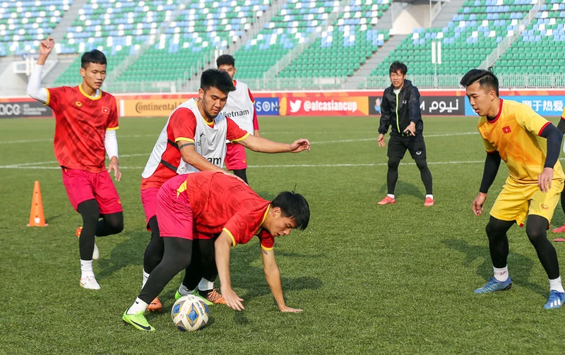 U20 Việt Nam tập luyện trước trận đấu với U20 Qatar tối nay 4/3. (Ảnh VFF)