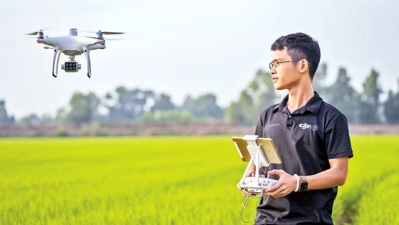 Nguyễn Văn Thiên Vũ với khát vọng ứng dụng công nghệ máy bay không người lái vào nông nghiệp.
