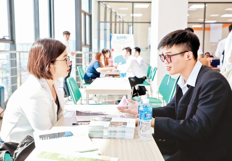 Sinh viên Trường đại học Kinh tế-Tài chính Thành phố Hồ Chí Minh được trao nhiều cơ hội thực hành, trải nghiệm tại các ngày hội việc làm.