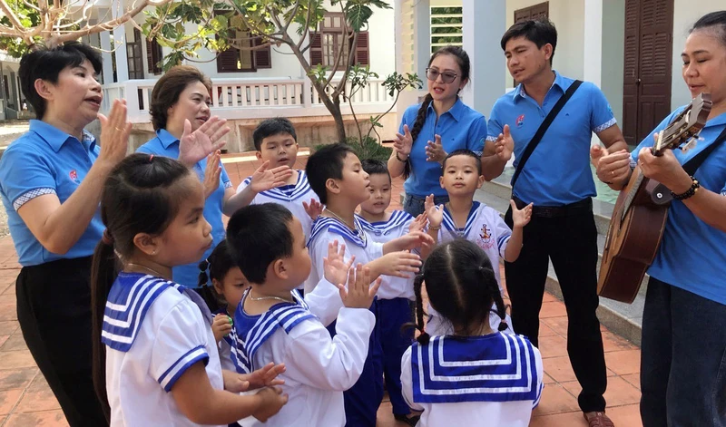 Học sinh Trường tiểu học thị trấn Trường Sa giao lưu cùng đoàn đại biểu ra thăm đảo. (Ảnh TTXVN)