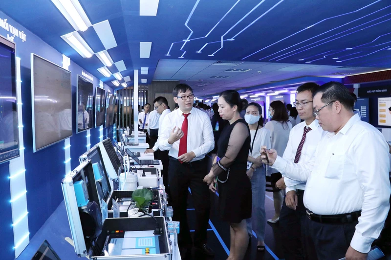 Người dân và đại diện các doanh nghiệp tham quan Không gian sáng tạo và trải nghiệm chuyển đổi số Thành phố Hồ Chí Minh. (Ảnh TTXVN)