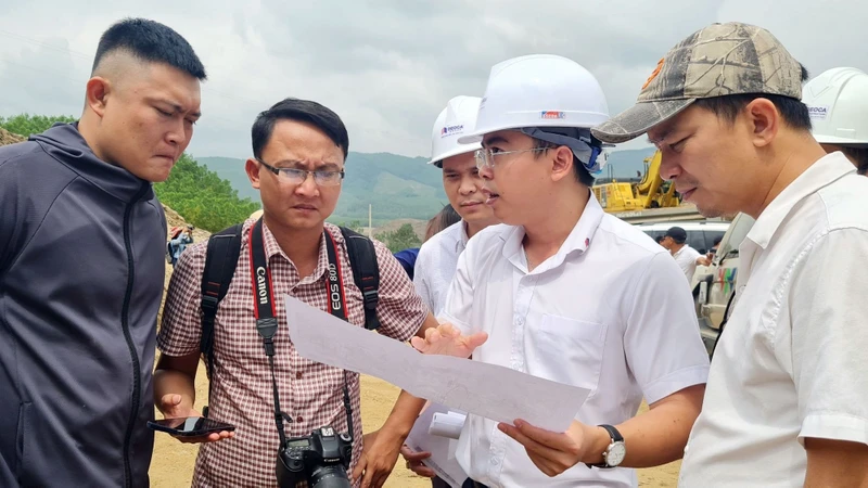 Lãnh đạo Tập đoàn Đèo Cả thông tin với báo chí tình hình thực hiện dự án Quảng Ngãi-Hoài Nhơn.