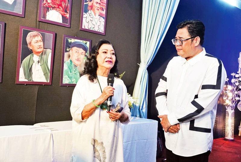 Nghệ sĩ Nhân dân Kim Cương kể lại kỷ niệm với Nghệ sĩ Nhân dân Diệp Lang trong lễ tưởng niệm.