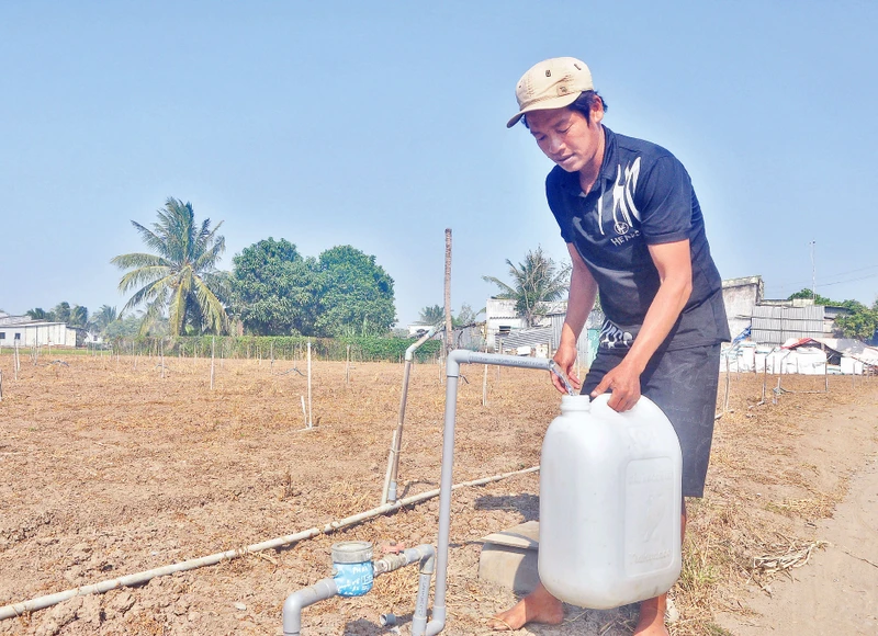 Ông Trương Tấn Lộc, xã Tân Điền, huyện Gò Công Đông (Tiền Giang) lấy nước miễn phí từ vòi nước công cộng.