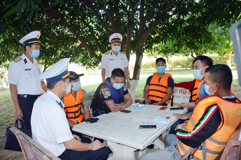 Đoàn công tác Vùng 5 Hải quân thăm hỏi, động viên các ngư dân gặp nạn trên biển được cán bộ, chiến sĩ Lữ đoàn 127 cứu hộ.
