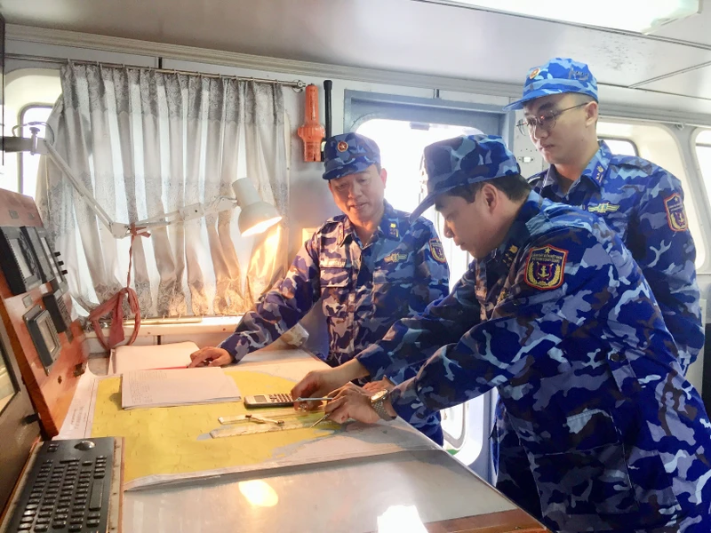 Cán bộ Bộ Tư lệnh Cảnh sát biển kiểm tra phương án tuần tra, kiểm soát trên tàu Cảnh sát biển 4039.