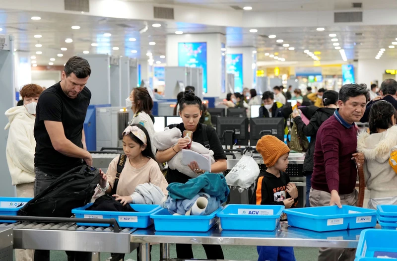 Hành khách đi máy bay kiểm tra an ninh tại sân bay Nội Bài.