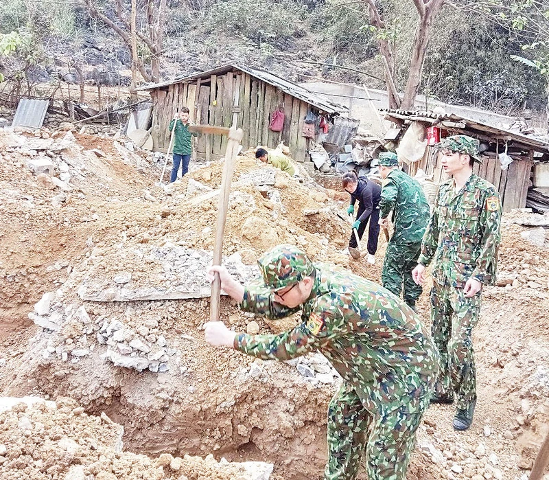 Cán bộ, chiến sĩ Đồn Biên phòng Cửa khẩu Sóc Giang giúp người dân xóm Mã Lịp, xã Trường Hà, huyện Hà Quảng (Cao Bằng) xây mới nhà ở.