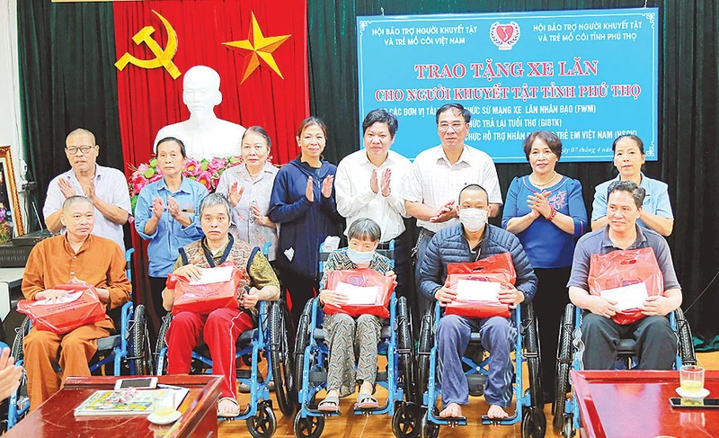 Trao xe lăn, quà tặng người khuyết tật tỉnh Phú Thọ.
