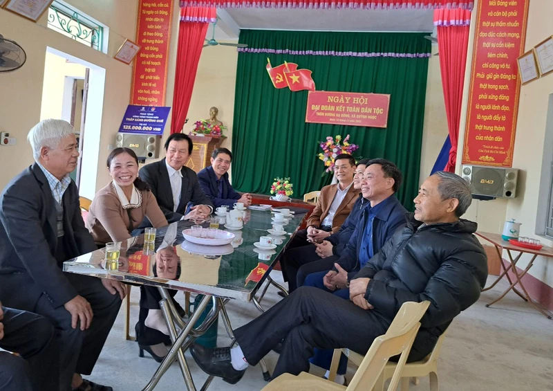 Các đảng viên Chi bộ thôn Bương Hạ Đông, xã Quỳnh Ngọc, huyện Quỳnh Phụ trao đổi kinh nghiệm trong vận động, tuyên truyền xây dựng mô hình chi bộ kiểu mẫu.