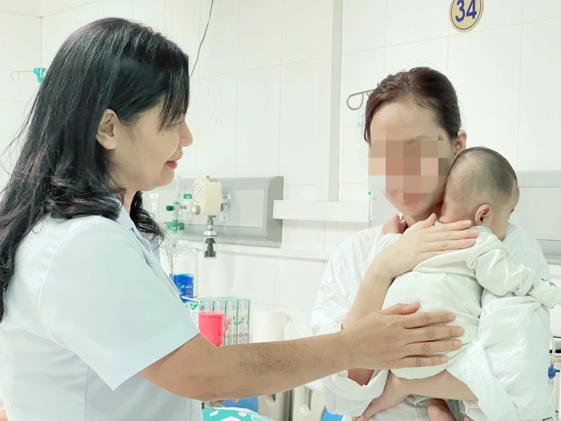 Bác sĩ Bệnh viện Hữu nghị Việt Đức thăm khám sức khỏe bệnh nhi sau ca phẫu thuật.