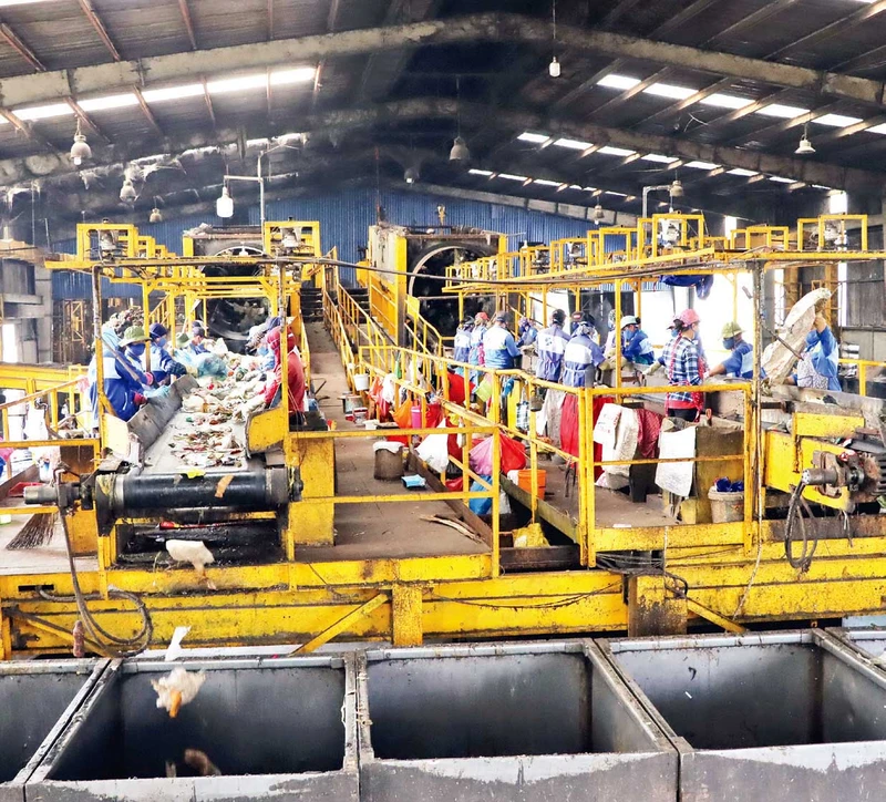 Phân loại rác thải sinh hoạt tại Khu xử lý chất thải Quang Trung.