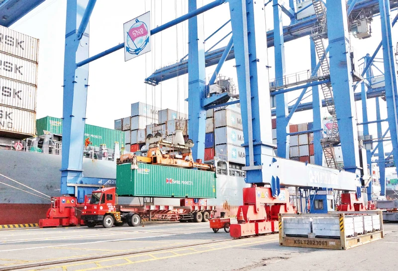 Vận chuyển hàng hóa xuất, nhập khẩu tại cảng Cát Lái (thành phố Thủ Đức, Thành phố Hồ Chí Minh).