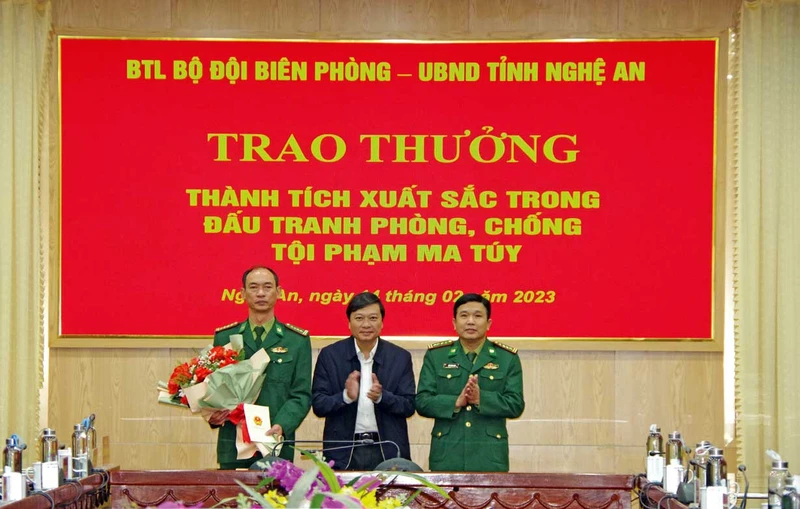 Lãnh đạo UBND tỉnh Nghệ An trao thưởng cho lãnh đạo Bộ đội Biên phòng tỉnh Nghệ An và Ban chuyên án lập thành tích xuất sắc trong đấu tranh phòng, chống tội phạm ma túy.