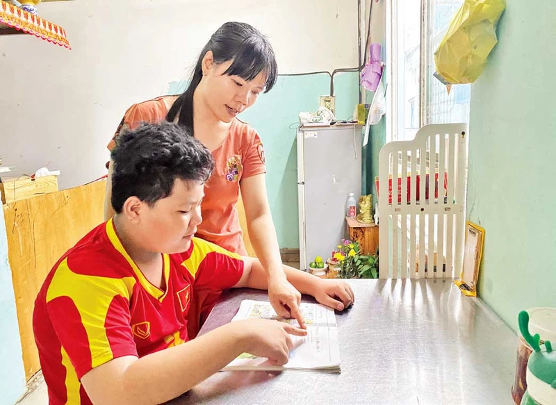 Công nhân Phạm Thị Ngọc Thắng mất việc, hiện chuyển qua làm giúp việc nhà, đưa đón học sinh.