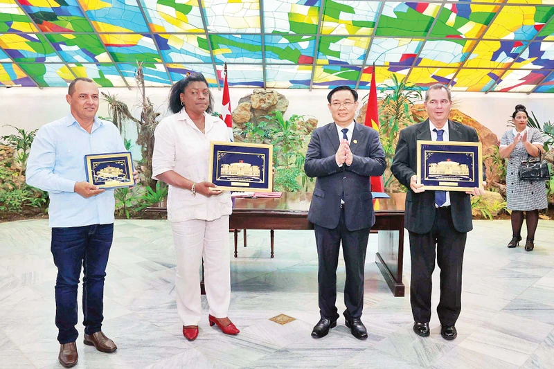 Chủ tịch Quốc hội Vương Đình Huệ trao vật phẩm lưu niệm tặng lãnh đạo Thành ủy Santiago de Cuba và Chính quyền thành phố. (Ảnh DOÃN TẤN)